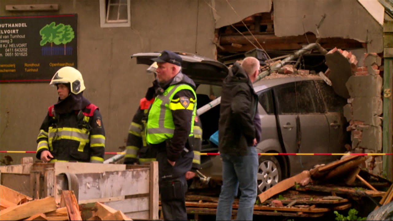 Ouder echtpaar rijdt auto in huis