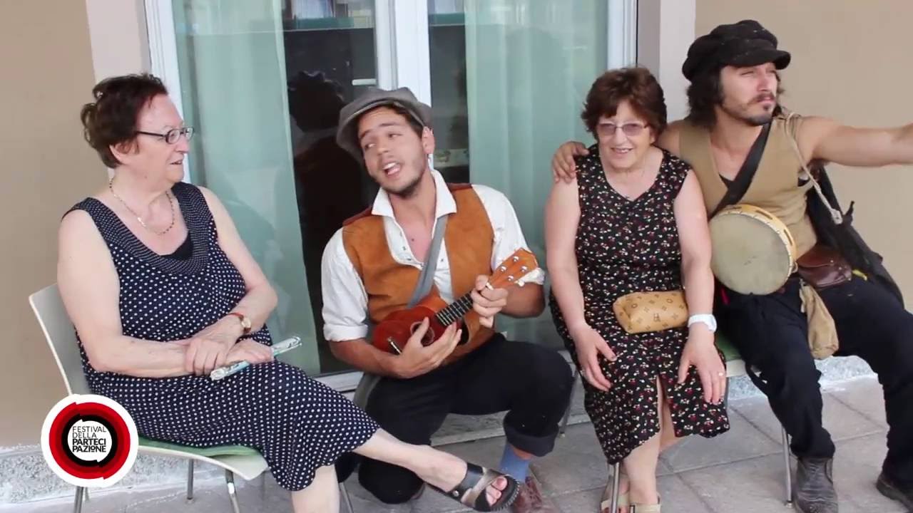 Gli strilloni annunciano l'arrivo del Festival!