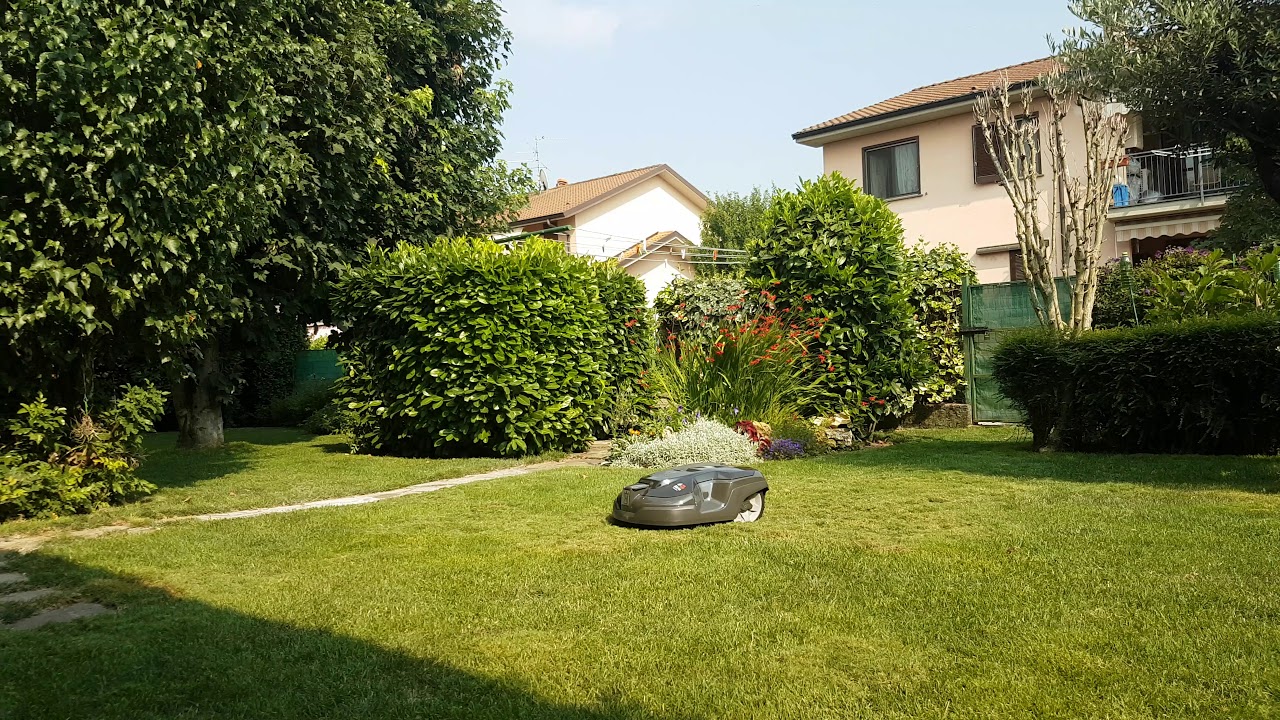 Husqvarna Automower 310 perfetto nella Rasatura di prati complessi e passaggi stretti