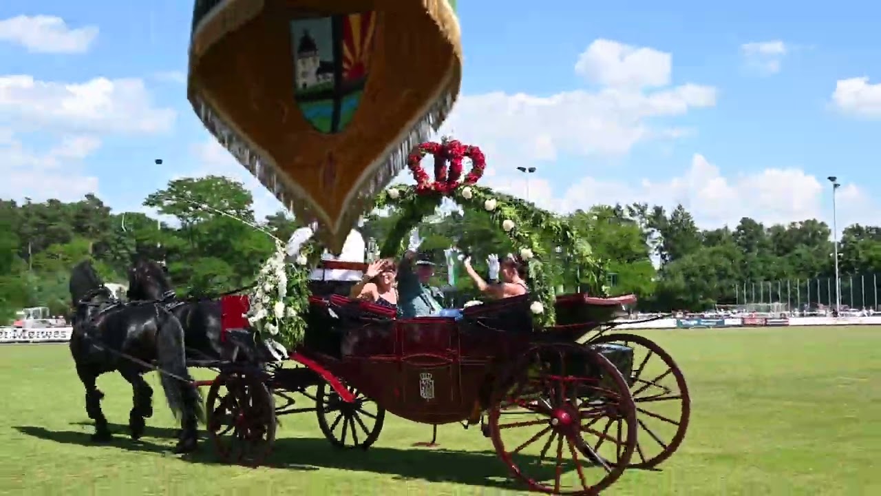 Auffahrt von König und Kaiserpaar Peter und Gudrun Brinkmann beim Schützenfest in Hövelhof