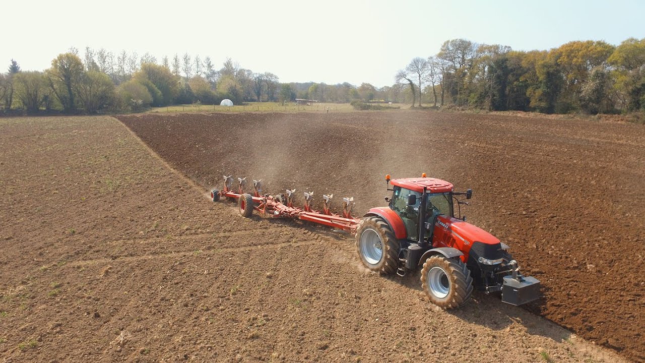 🤩Un CVX 215 au labour avec une charrue 7 corps