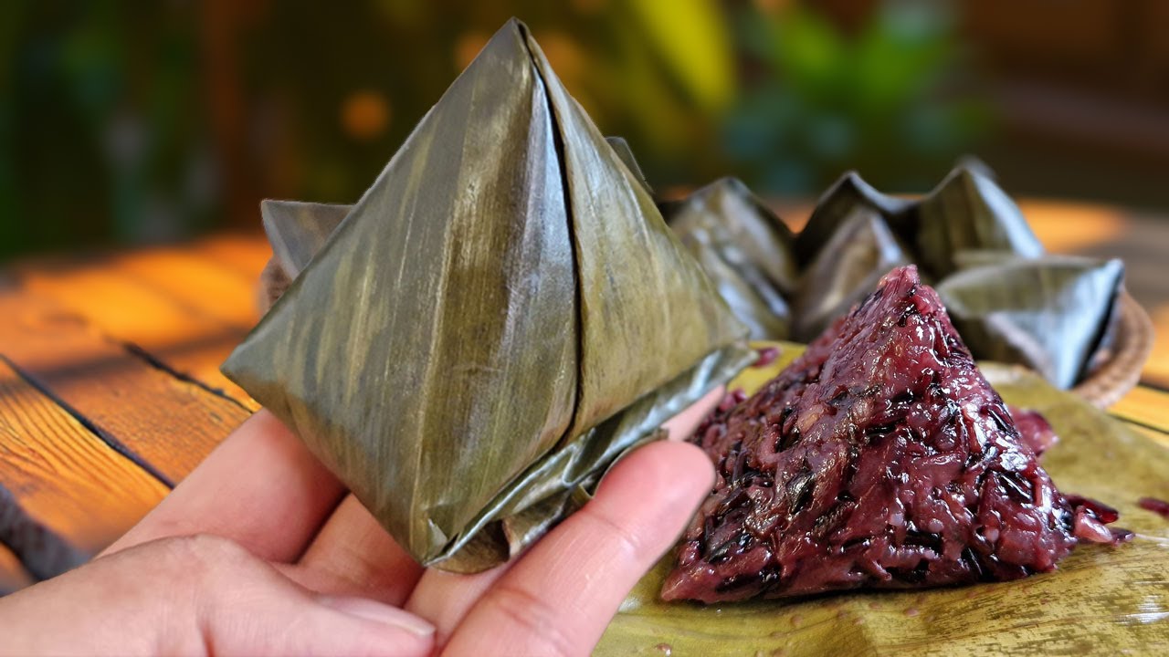 วิธีทำข้าวต้มผัดข้าวเหนียวดำไส้ถั่ว หอมหวานมันนุ่ม อร่อย - Khao Tom: Delicious Rice in Banana Leaf!
