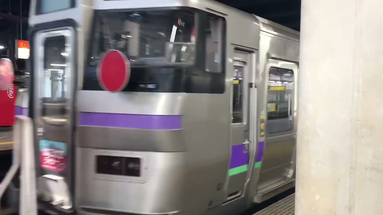 ［733系B-1004編成 苗穂入場回送］JR北海道 旭川運転所(旭ｱｻ)DE10形1715号機+函館運輸所(函ﾊｺ)733系1000番台B-1004編成 回送(試1191レ) 札幌駅9番線発車