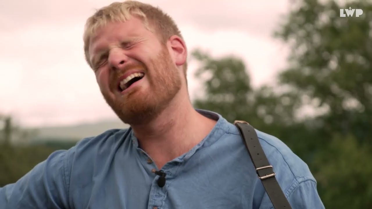 Gwilym Bowen Rhys - Llongau Caernarfon (Yn Fyw / Live) | Sesiwn Fawr Dolgellau 2022