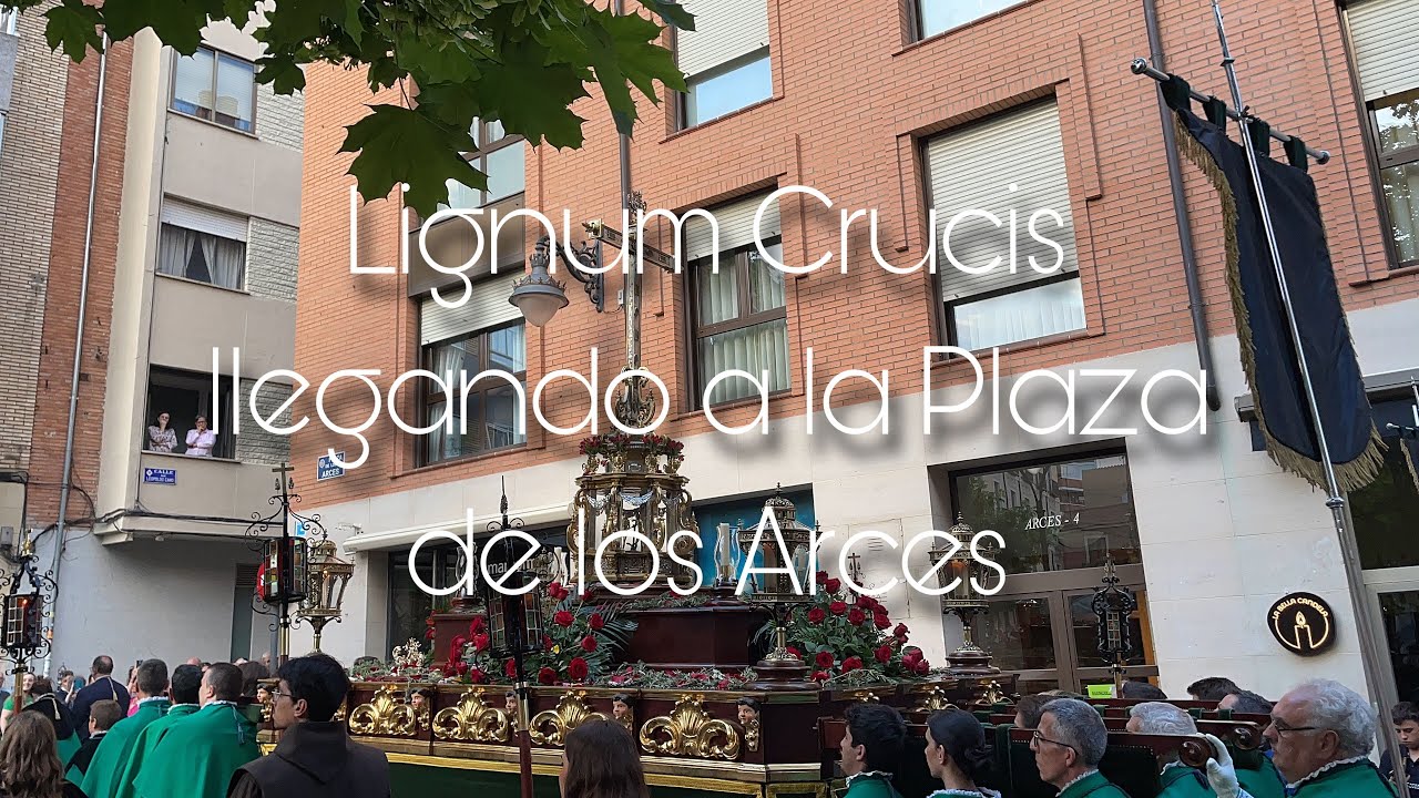 Lignum Crucis llegando a la Plaza de los Arces | Cofradia de la Vera Cruz de Valladolid