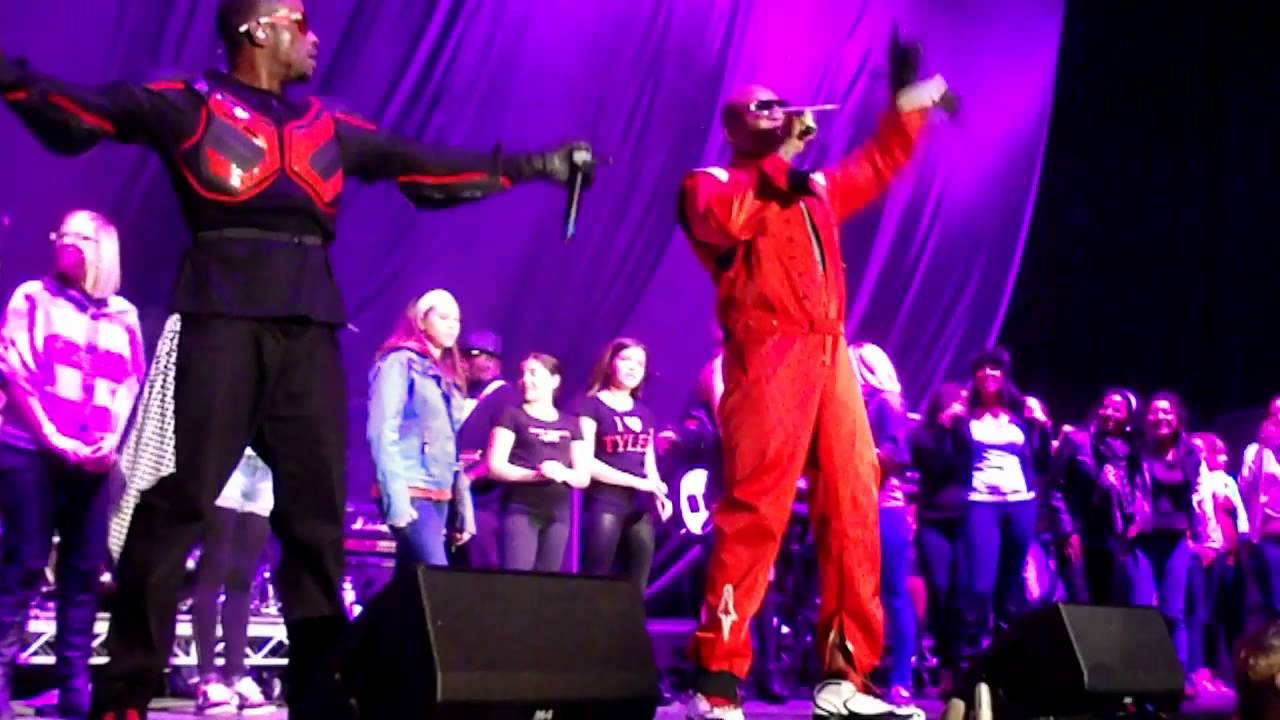 Flo Rida Blows Out the RICOH Coliseum With Girls From the Crowd