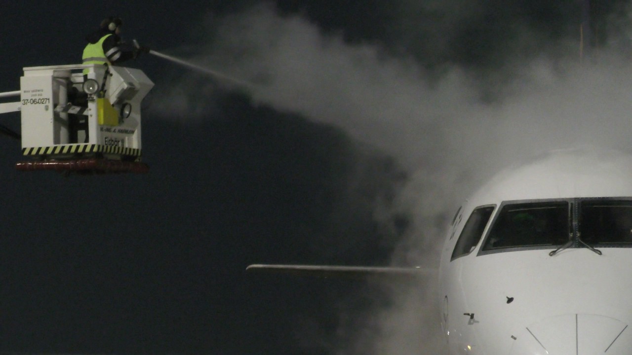 Embraer ERJ190 Lufthansa de-icing Katowice Airport EPKT [4k]