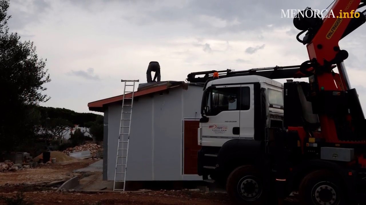 Transporte y montaje de una casa modular  en Sant Llu&iacute;s