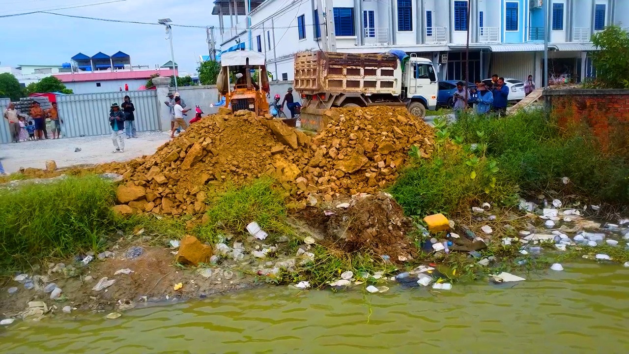 LATE morning start delete pit flooded wall to remove water fill land up by dozer D31 with dump truck