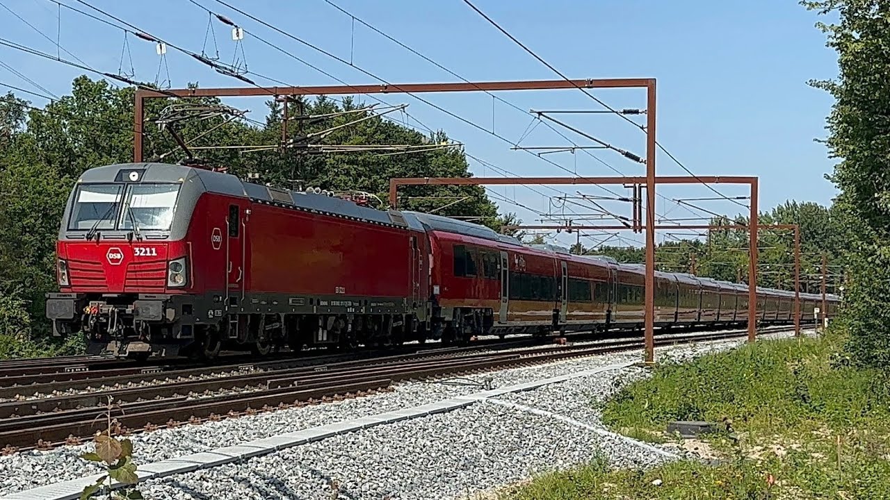 DSB EB i Sandwichformation med Talgo mod København