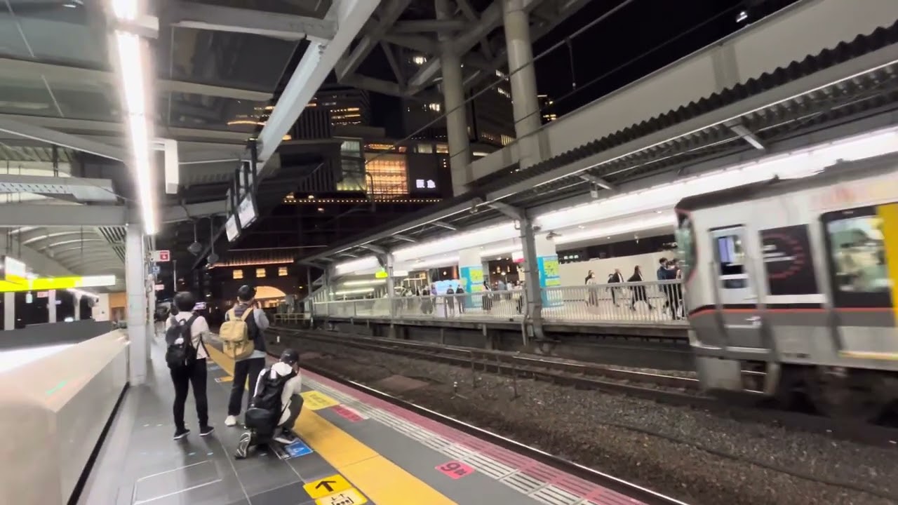大阪環状線323系普京橋・鶴橋方面行き発車とJR東海高山本線HC85系特急ひだ36号大阪行き到着　　　大阪駅にて
