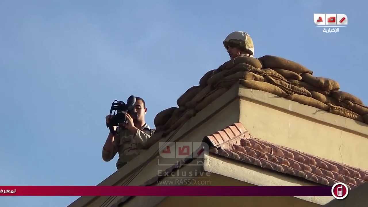 رصد| جنود جيش يصورون المتظاهرين من اعلى مبنى المخابرات بالزيتون