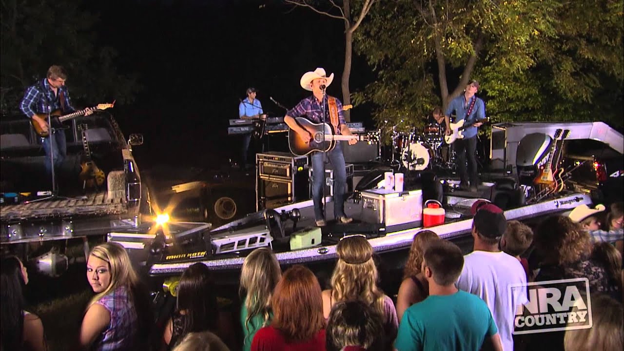 Justin Moore - Off The Beaten Path (LIVE From Arkansas) on NRA Country