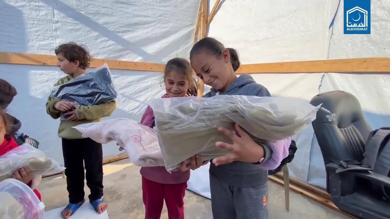 Alkhidmat Volunteers Distribute Warm Clothes in Gaza  Support Displaced Palestinian Children