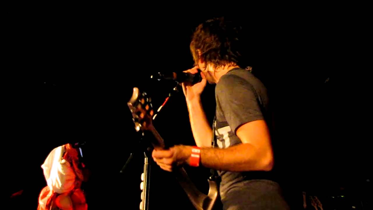 Alex Gaskarth gets kissed