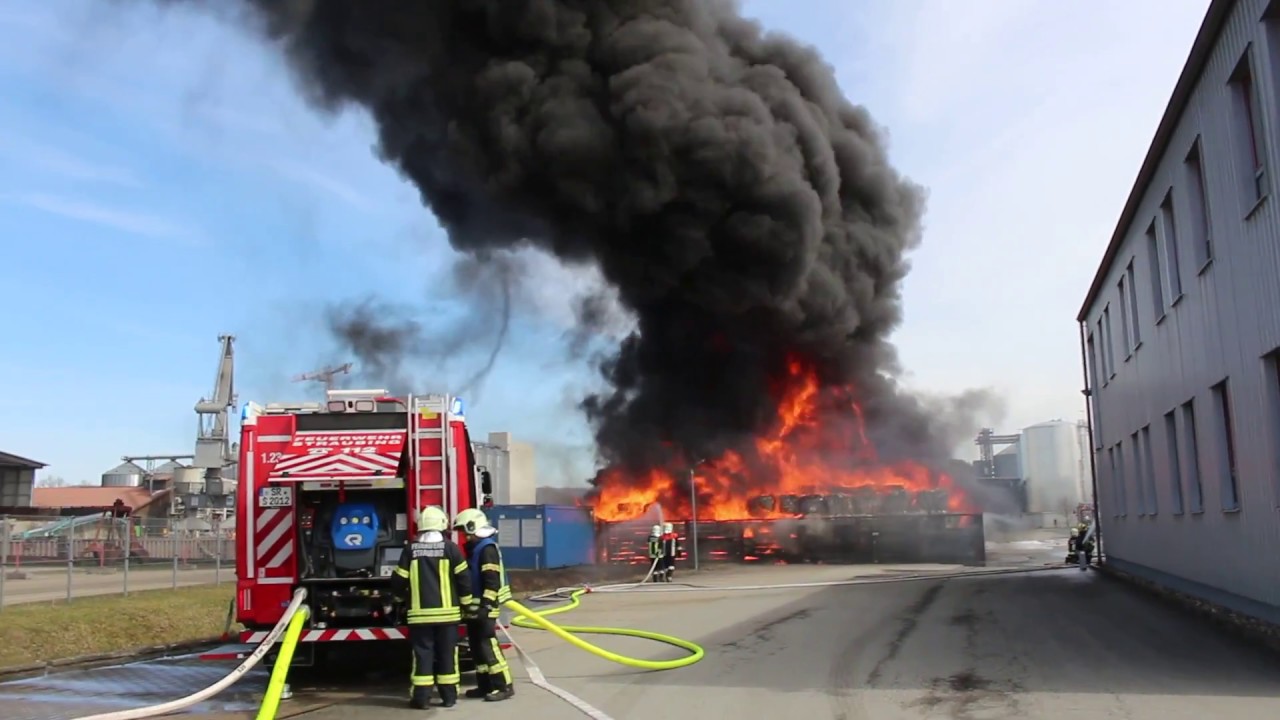Großbrand auf dem Straubinger Hafengelände - 650 Tonnen Plastik fangen Feuer