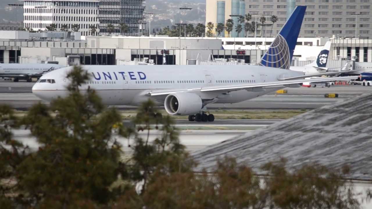 United Airlines Boeing 777-200ER [N226UA] Landing At LAX