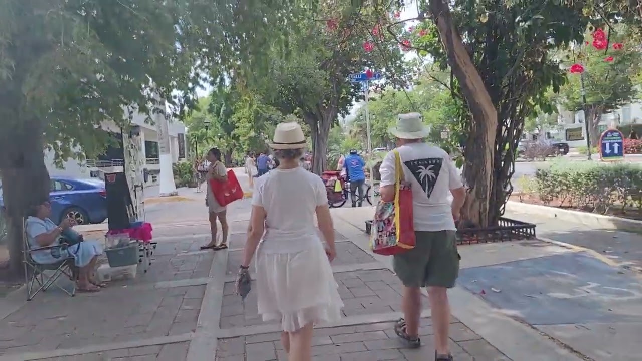 Sunday Morning walk p2, Merida Yucatan 