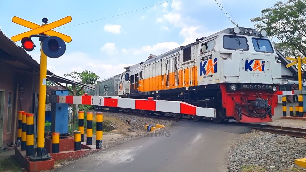 Langsiran Lokomotif | Perbandingan 2 Jenis Perlintasan Kereta Api SIEMENS