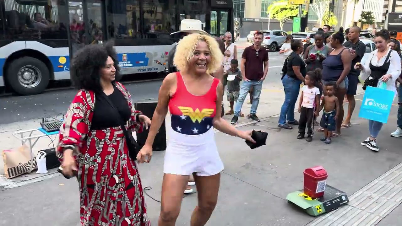 ESSA MULHER ENLOUQUECEU QUANDO O CANTOR ANDR&Eacute; VAQUEIRO CHAMOU ELA PRA CANTAR 