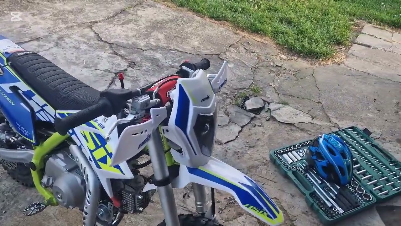 Demontaż reflektora w Asix XB18 przez 7 latka. Dismantling the front lamp by a 7-year-old boy.