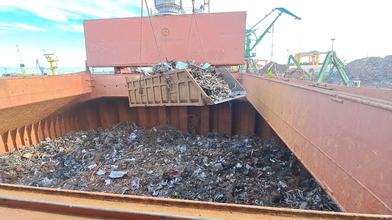 Loading of metal scrap on ship