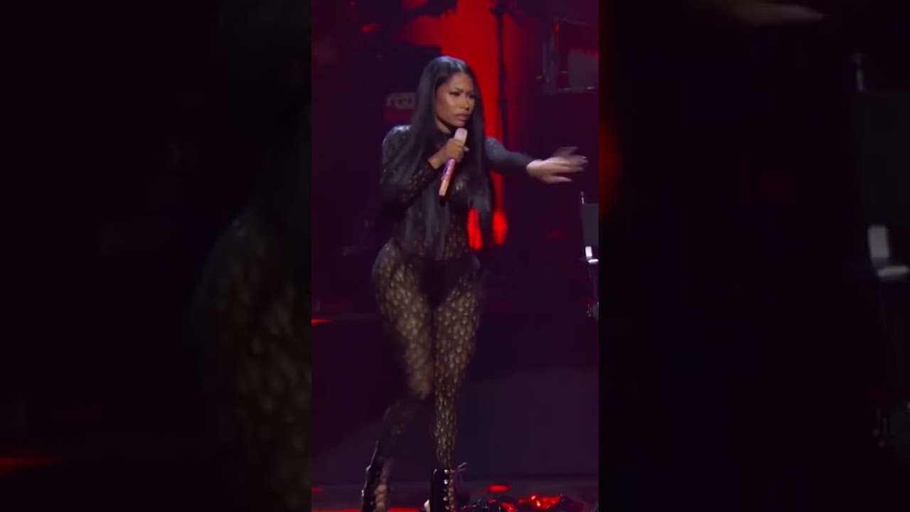 Nicki Warns A Fan To Not Click Her Pics 😠 #nickiminaj