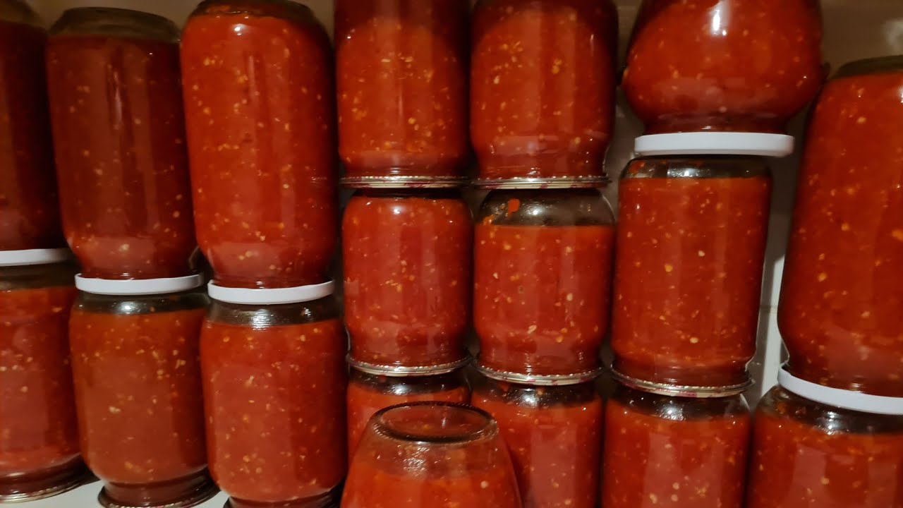 Adjica roșie iute pentru iarnă.  O combinație  bună pentru carne și pește.