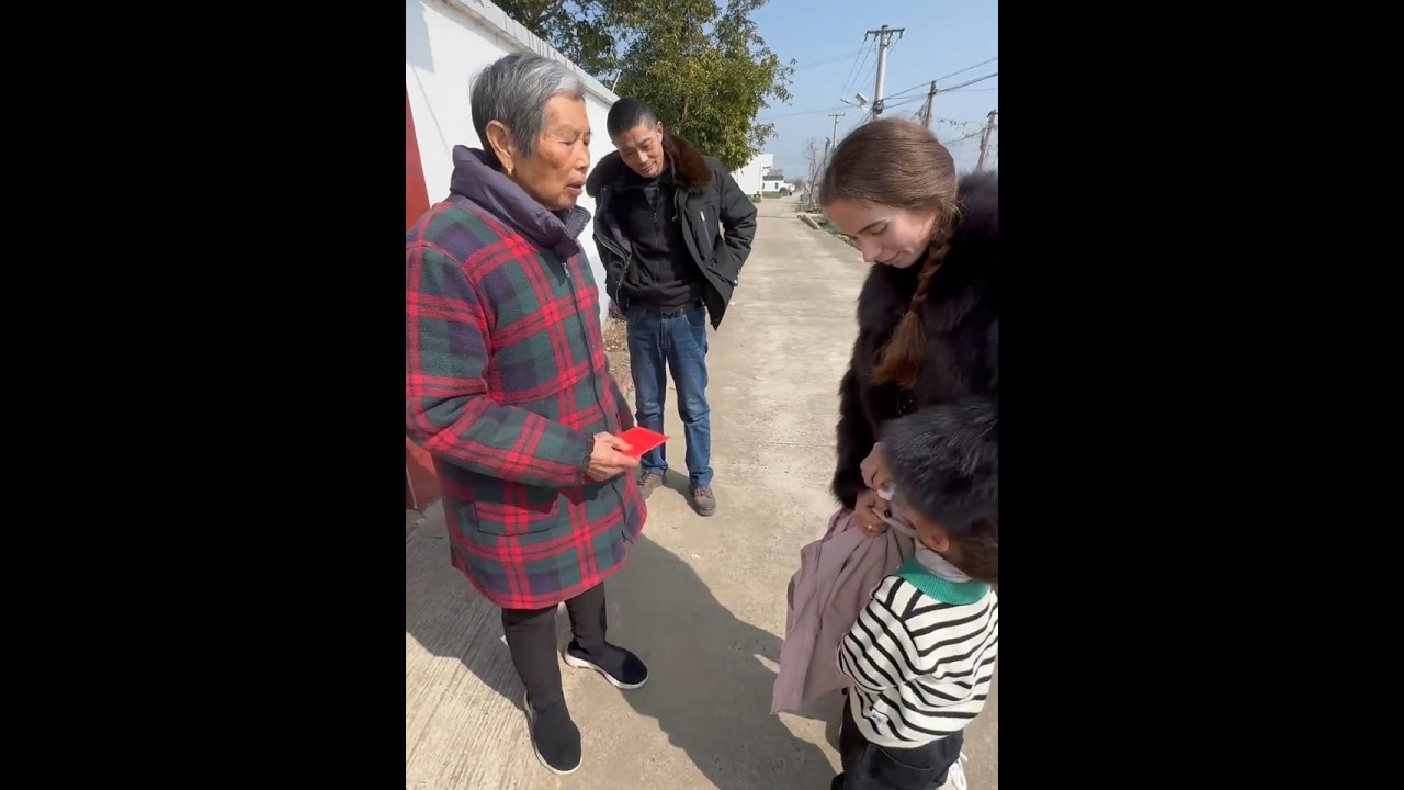 俄罗斯媳妇第一次在中国过新年，送婆婆黄金，80岁老太喜笑颜开 @阿杰在俄罗斯卖中国车 #地球村年味大赏 #抖音年味vlog #在拍一种很新的vlog #青年创作者成长计划 #回家过年