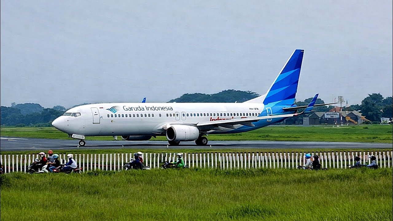 Beginilah Proses Take Off Pesawat Garuda Indonesia&Batik Air Saat Landasan Basah