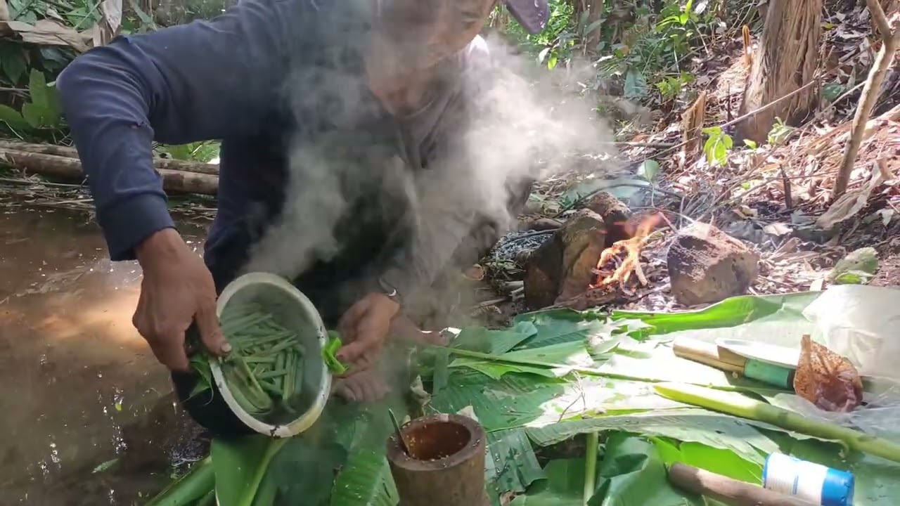 Karen food, especially chili paste dipped with boiled vegetables served by the stream, is delicious.
