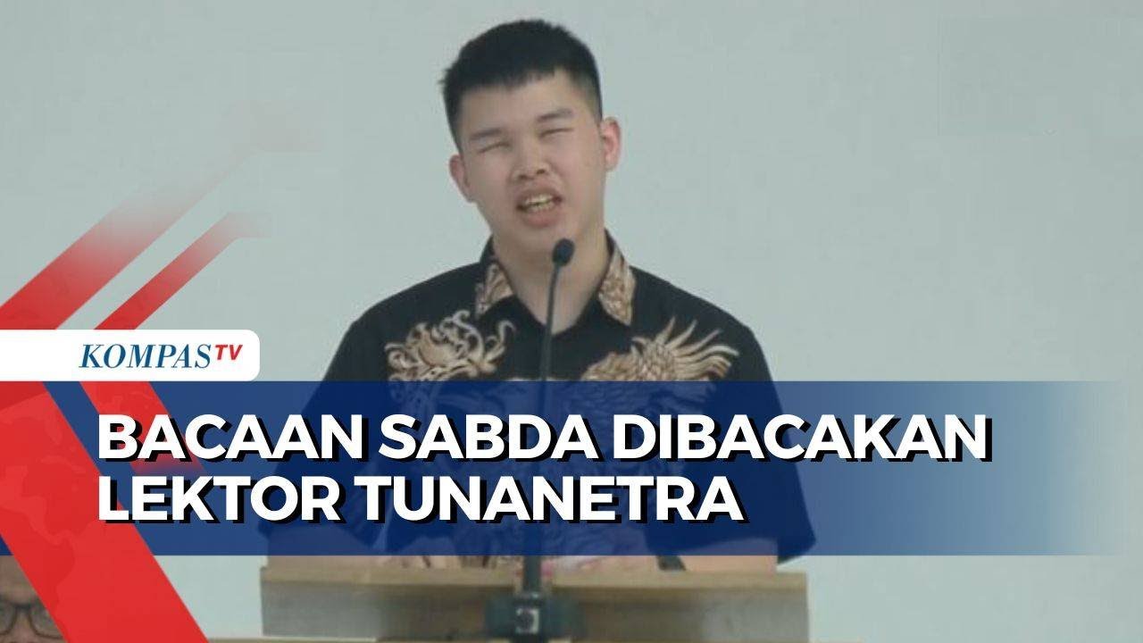 Lektor Tunanetra Membacakan Bacaan Sabda di Misa Paus Fransiskus di GBK Jakarta