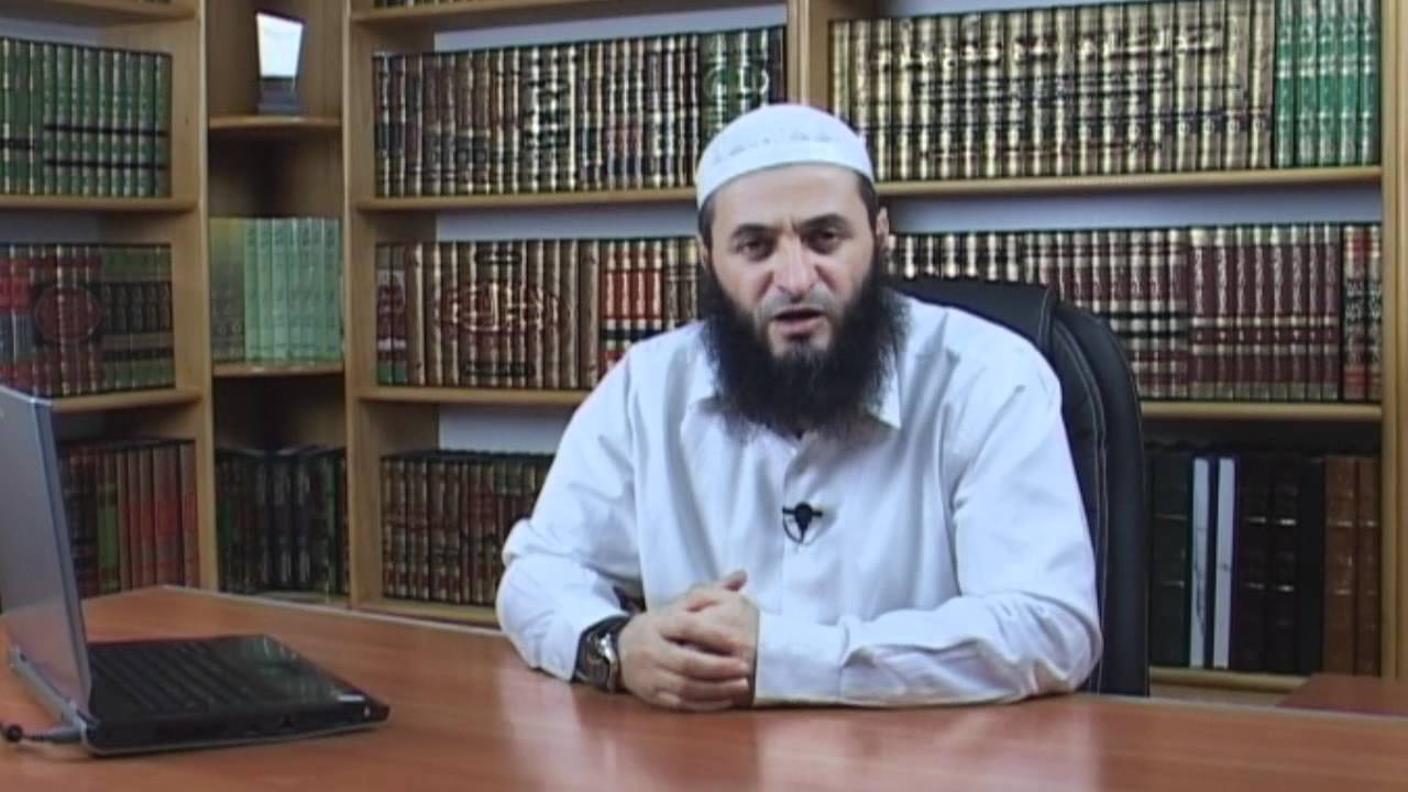 A duhet të këndoj me zë në namazet farze kur i fali në shtëpi?