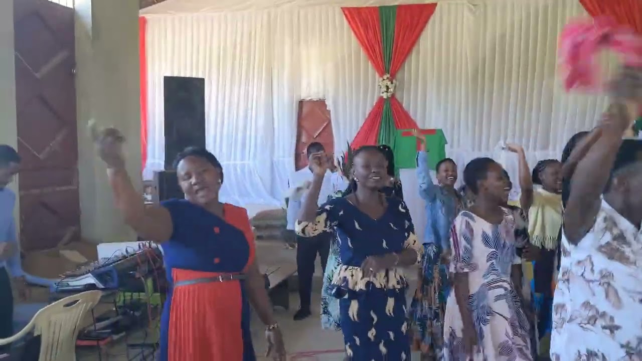 USCF CHUO CHA ARDHI TABORA WAKIWA KATIKA KUMTUKUZA MUNGU KATIKA SIFA