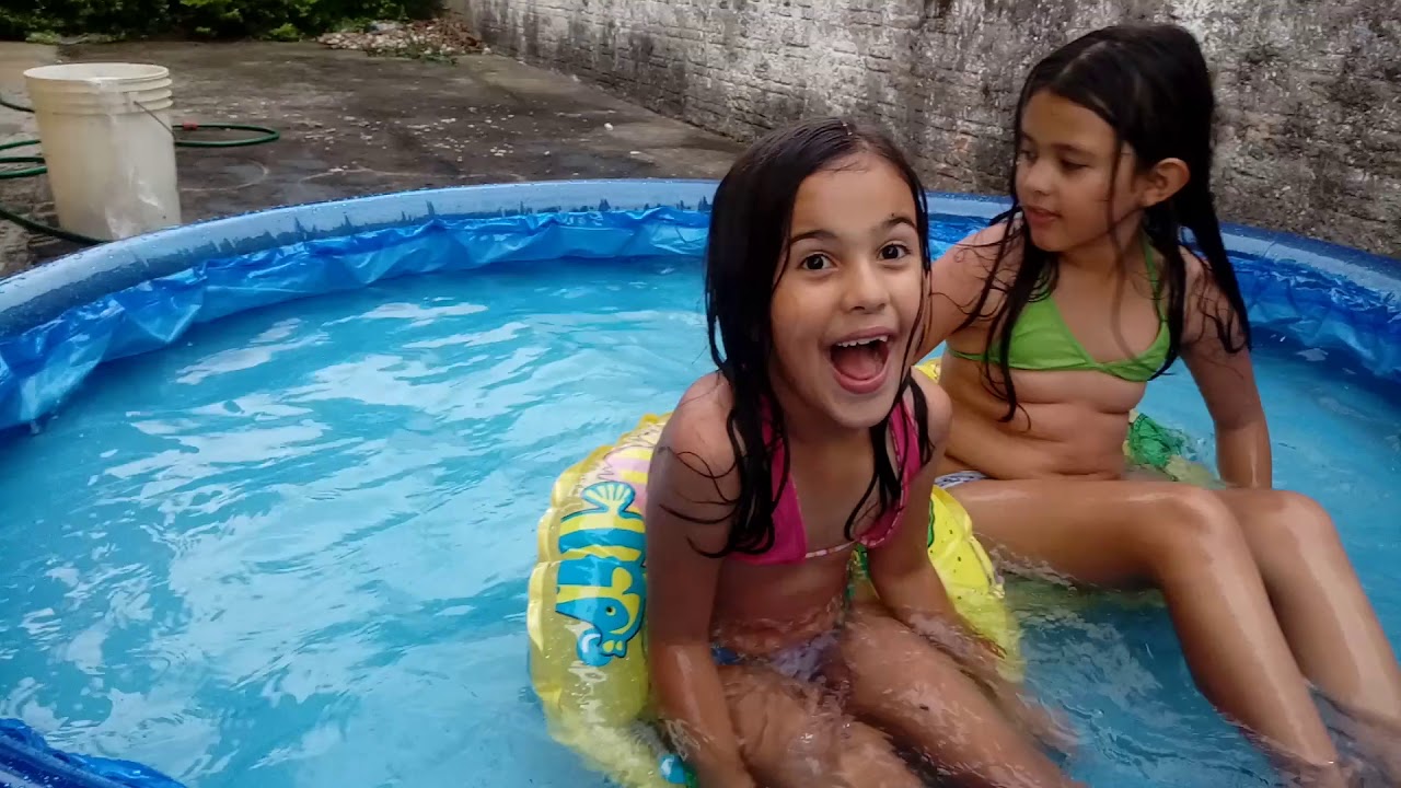 Mundo de Divers&atilde;o da Nataly e Nicoly - Na Piscina
