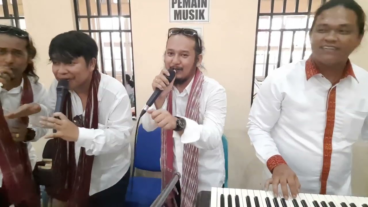ambil alih dulu dari keyboardis ke vocalis . mohon maklum guys , biar pernah / kiting sidabutar