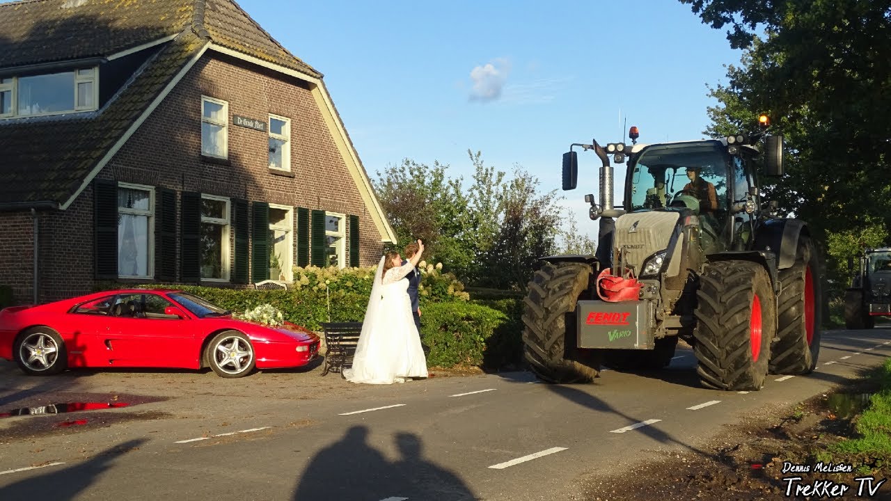 Medewerkers van Loonbedrijf Schimmel Scherpenzeel feliciteren het bruidspaar.