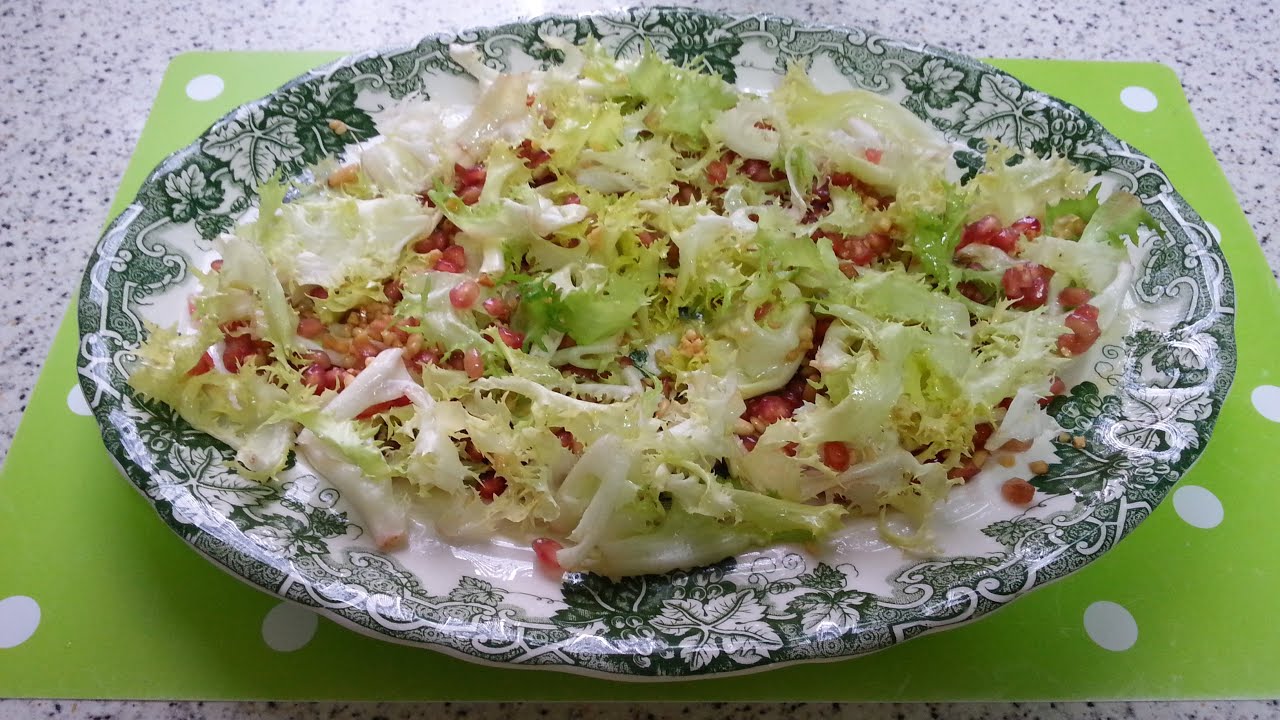 Ensalada de escarola templada con granada y frutos secos