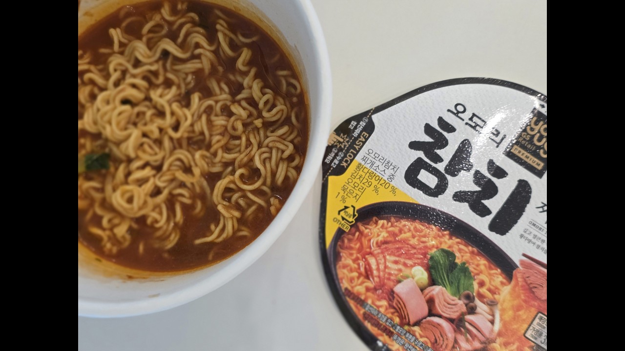 팔도 유어스 오모리 참치찌개라면 편의점 컵라면(Paldo you us Omori Tuna stew a convenience store cup ramen)