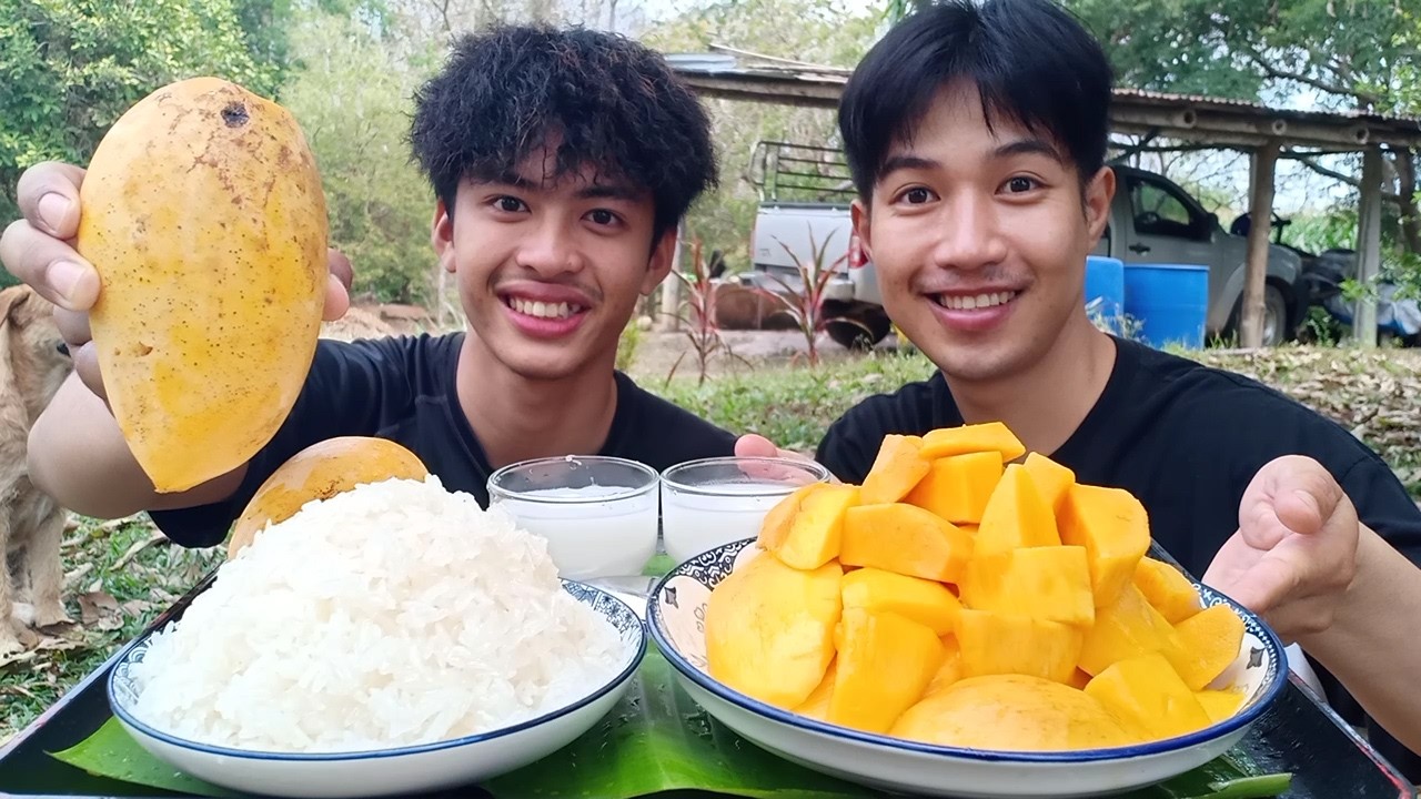 ข้าวเหนียวมะม่วงหวานๆ ในวันที่ฝนกำลังจะตกแต่ก็ไม่กลัวฝน.