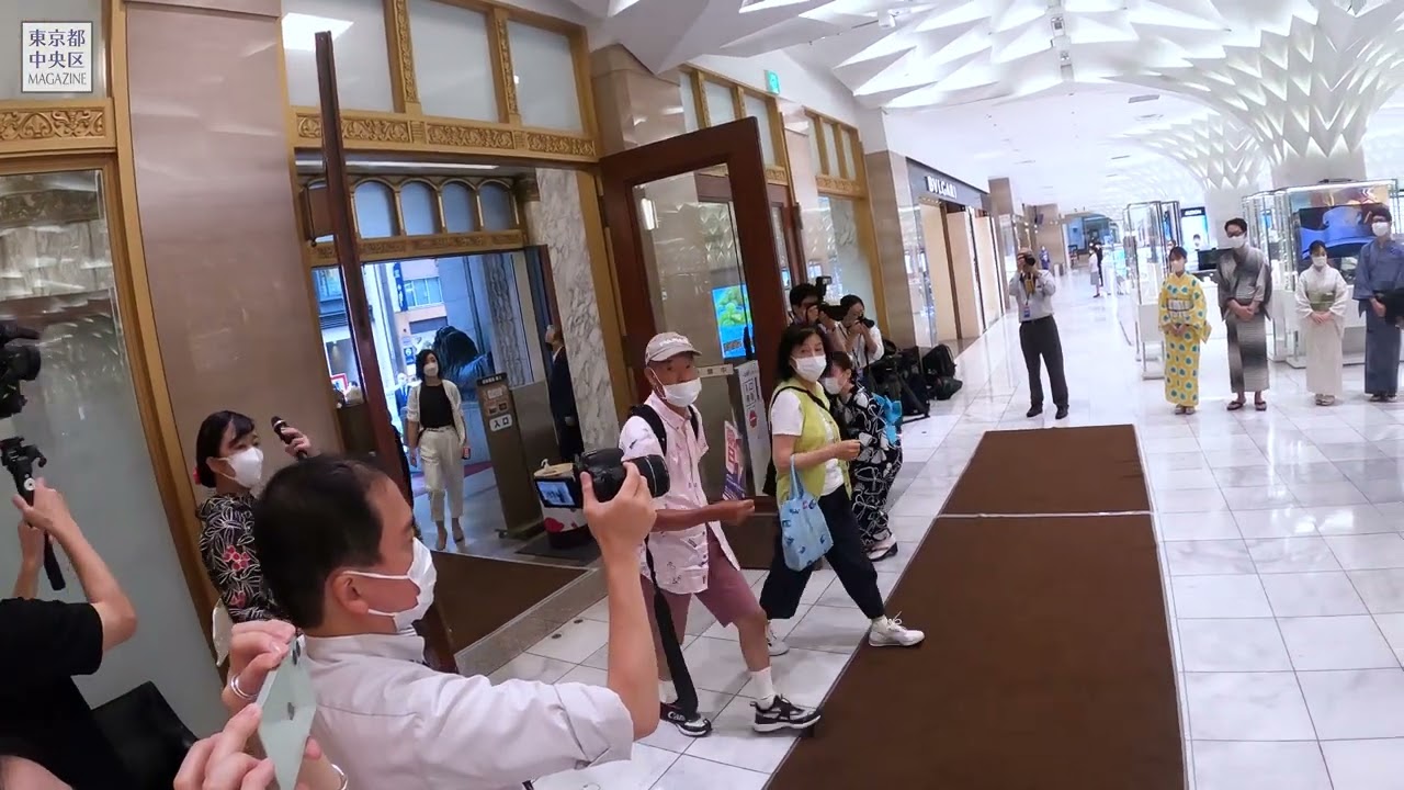 日本橋三越本店「ゆかたの日」従業員がゆかた姿で来店客をお出迎え（2022年7月7日）