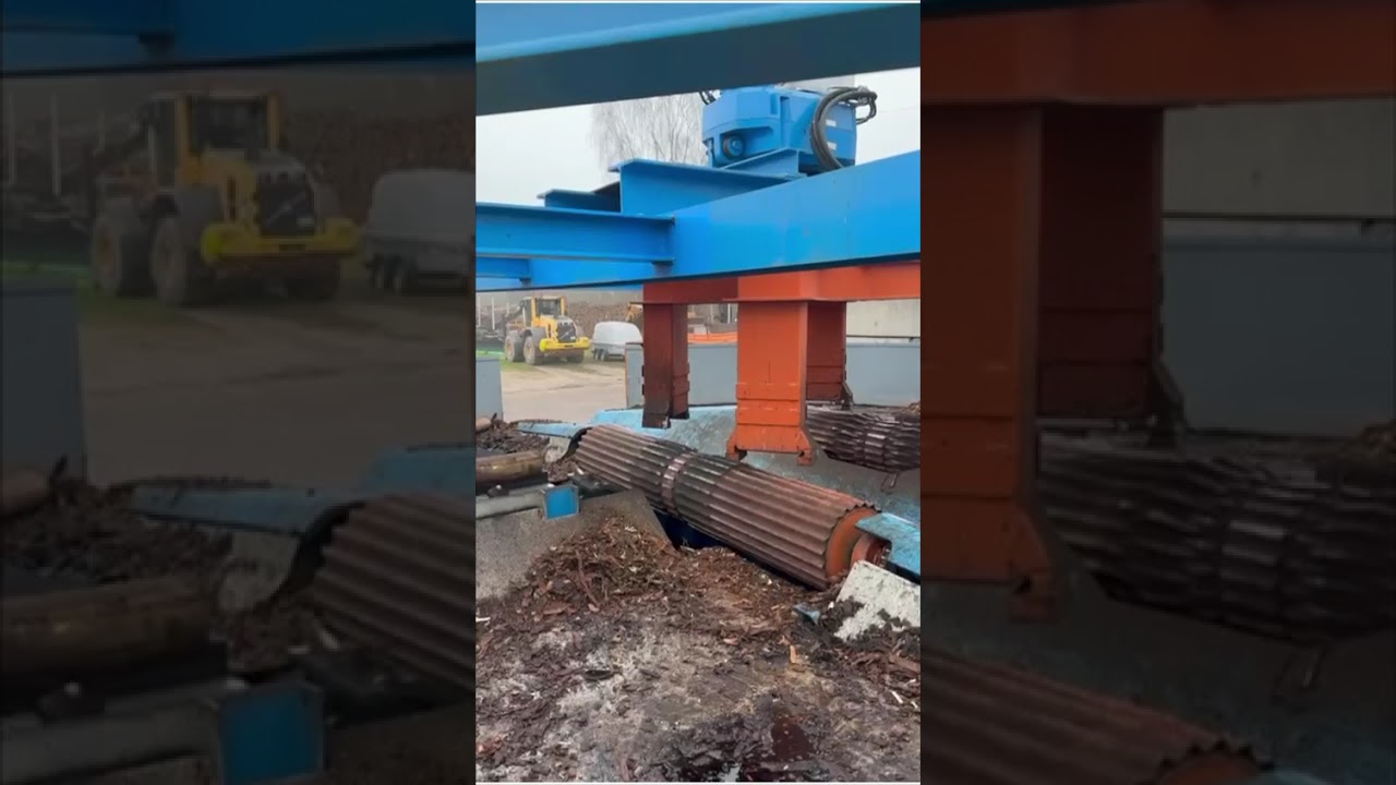 Log feeding line in a sawmill, with log turner and debarker CAMBIO 45.