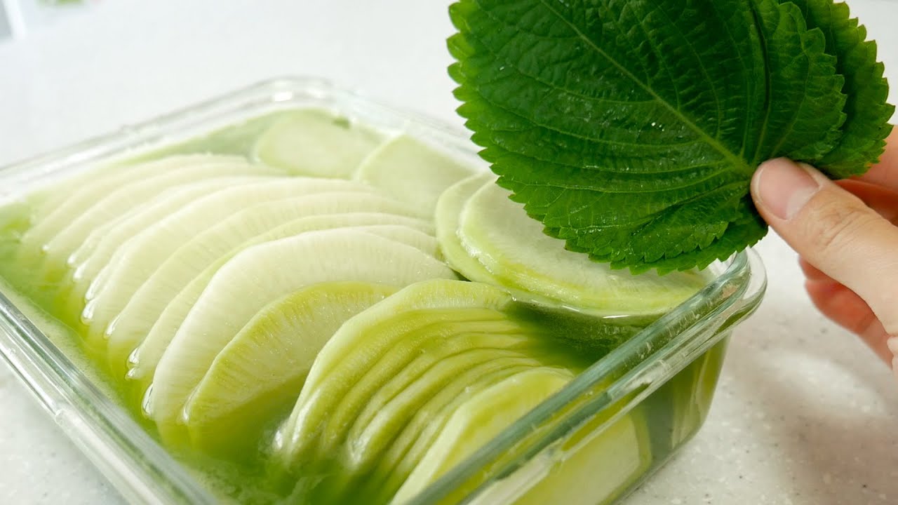 이거면 이제 상추, 깻잎 쌈 안 싸먹어요. 깻잎 갈아 만든 쌈무 ( 무초절임)
