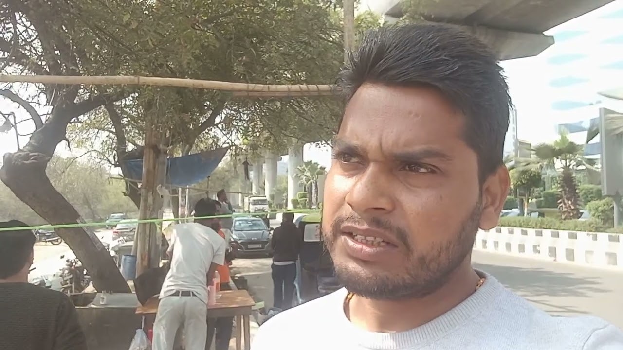 नोएडा शहर में अब गरीब आदमी खोका ( ठेला ) लगाकर भी अपने रोजी-रोटी नहीं कमा सकता हैं। 