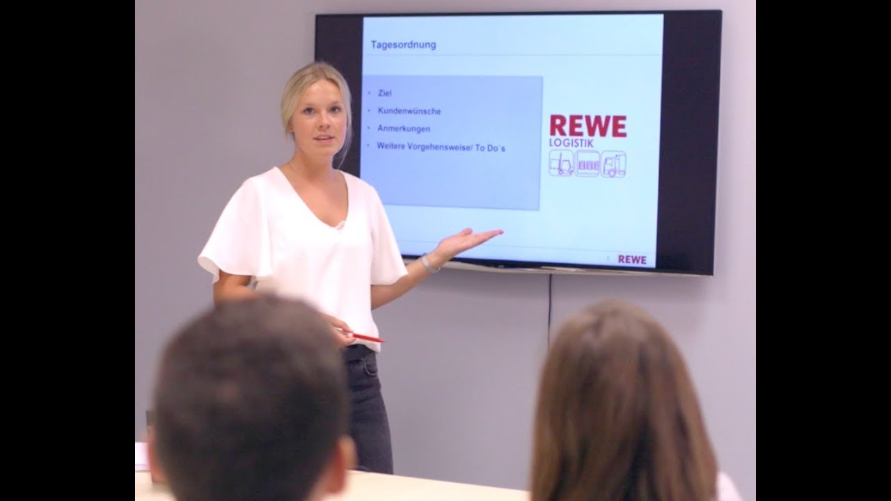 Muriel &uuml;ber ihr duales Studium in der Fachrichtung Logistik I REWE Karriere