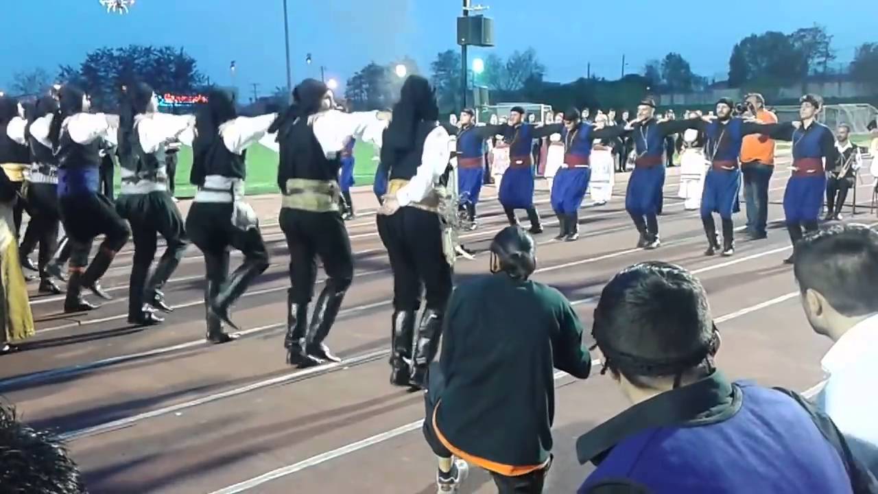 Κρητικοί χορεύουν αντικριστά με Πόντιους