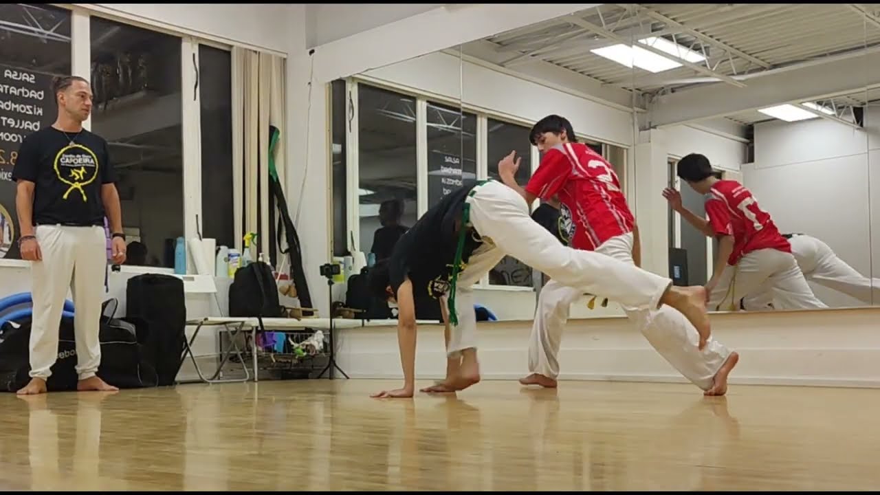 Galopante + meia lua de compasso training, adult capoeira class at TCC4C