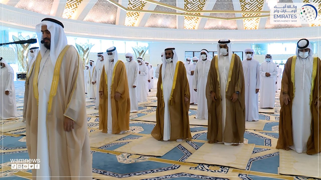 طحنون بن محمد يؤدي صلاة عيد الأضحى في العين