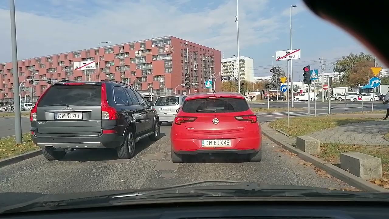 Wrocław, Magnolia Park, wyjeżdżam z parkingu i jadę ulicą Legnicką VID 20221014 125805