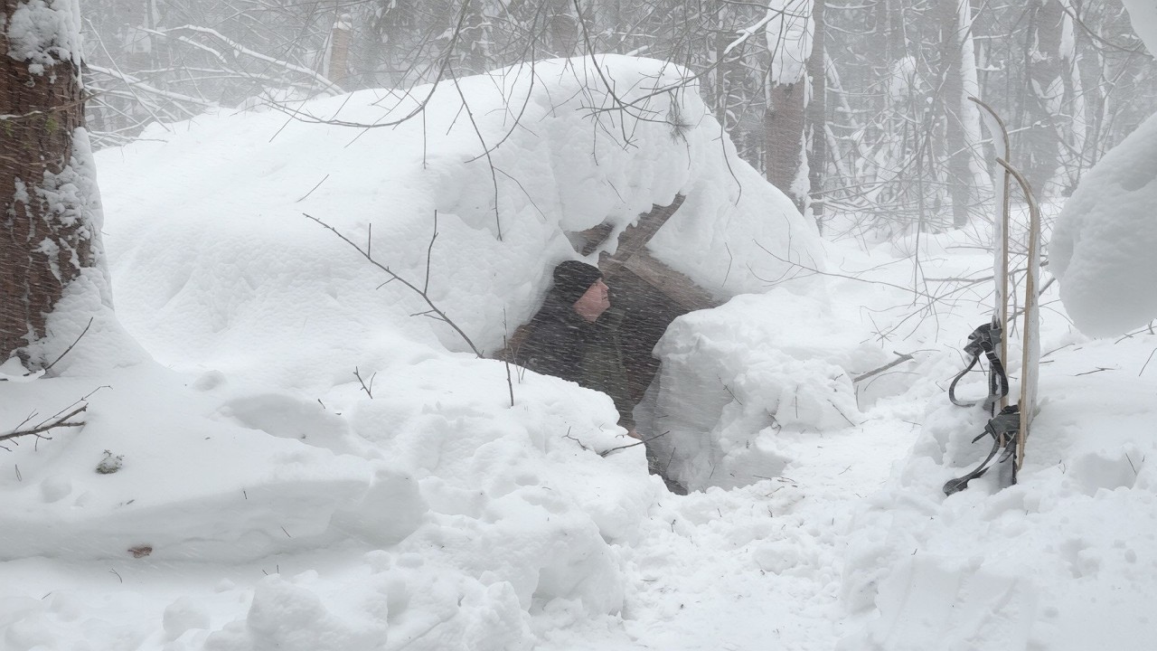A NIGHT in a SNOW-COVERED DUGOUT. THE OLD DUGOUT SAVES MY LIFE!